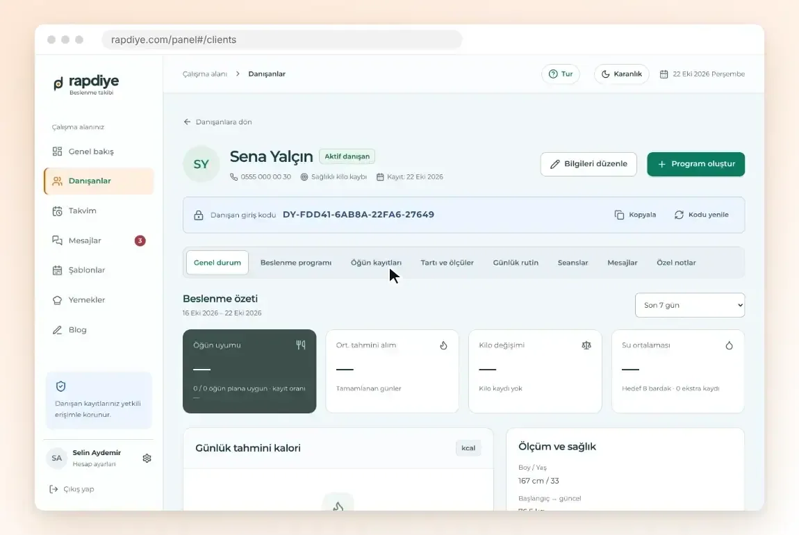 Program oluştur penceresinde Kayıtlı menü listesinden 1500 kcal kilo verme 1. ay seçiliyor, haftalık plan tablosu doluyor ve Çarşamba öğle yemeğine tıklanınca o günün düzenleyicisi açılıyor